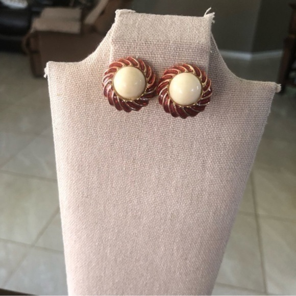 Vintage Clip On Earrings - Picture 1 of 4